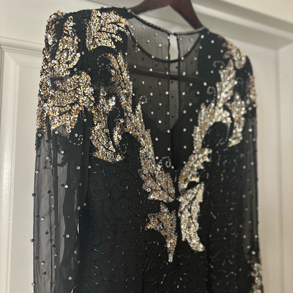 Elegant Black and Gold Sequin Dress - Picture 3 of 13